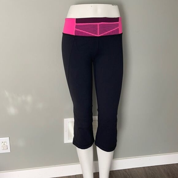 Lululemon size 6 Gather And Crow Capris - Picture 1 of 2